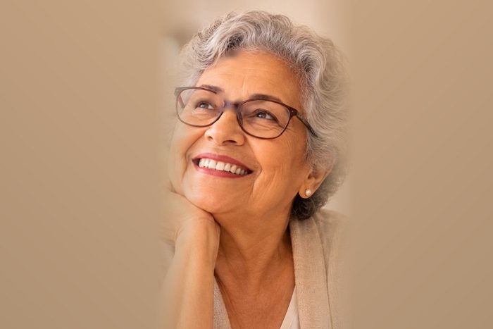 Aposentada sorrindo